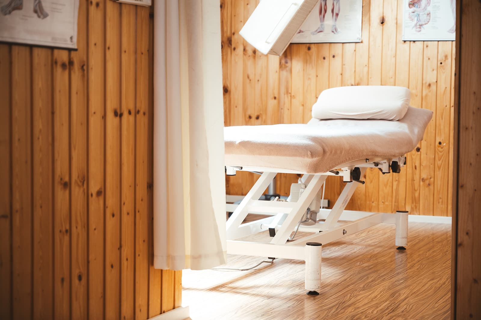 Behandlungsraum mit warmem Holzambiente