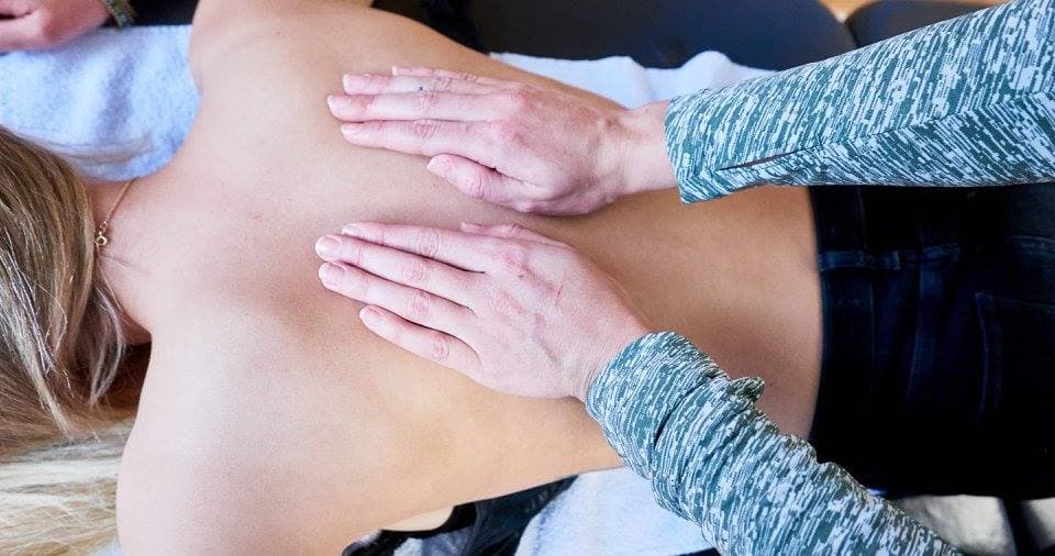 Therapeutische Rückenmassage in der Praxis