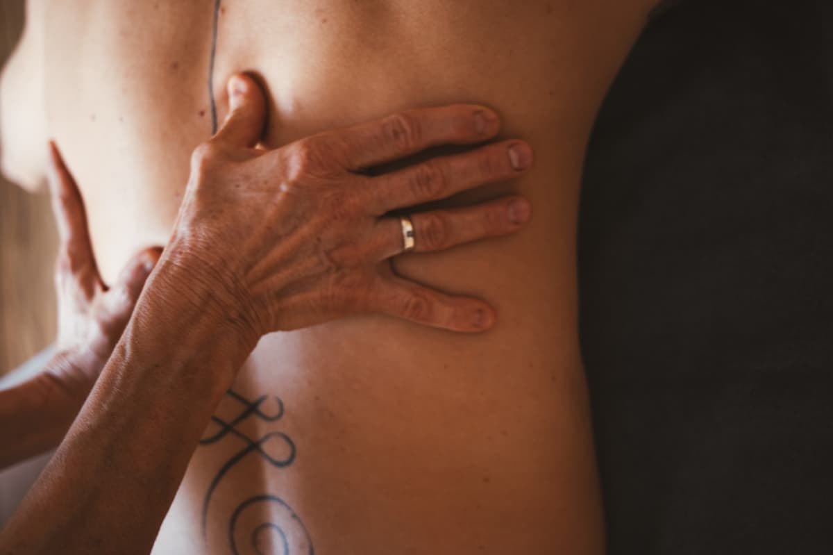 Manuelle Rückenbehandlung — Massage bei Physio Manka