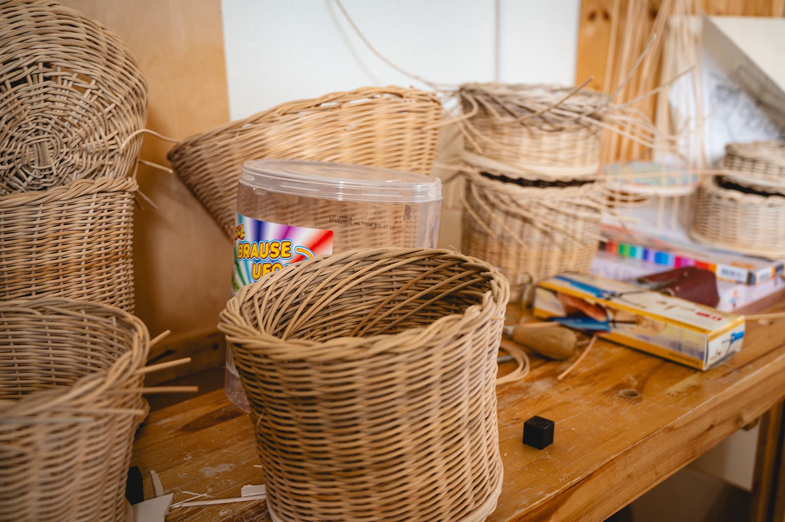 Fertige Körbe und Flechtmaterial