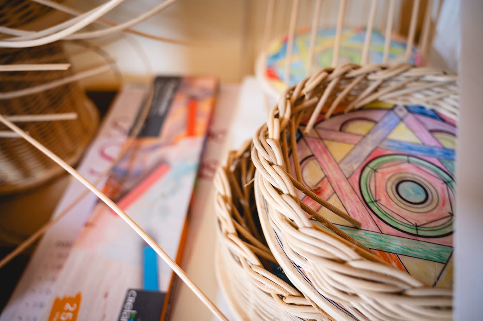 Geflochtener Korb mit Mandala — kreative Ergotherapie