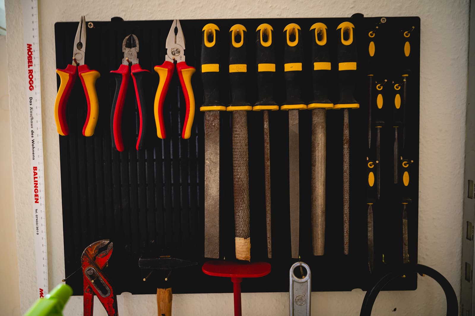 Werkzeugwand — handwerkliche Therapiematerialien