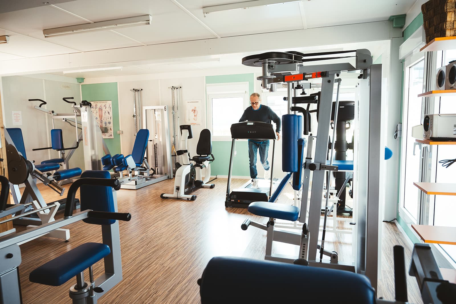 Sportraum mit Trainingsgeräten und Laufband