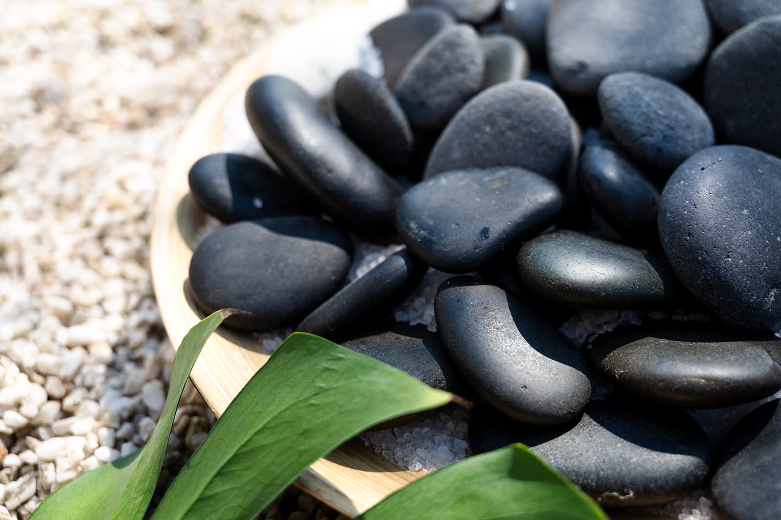 Hot-Stone-Massage Zubehör mit Basaltsteinen und Massageölen