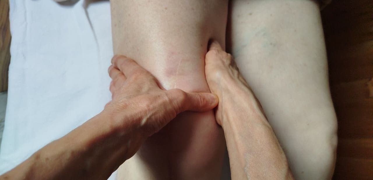 Nahaufnahme einer manuellen Lymphdrainage am Bein