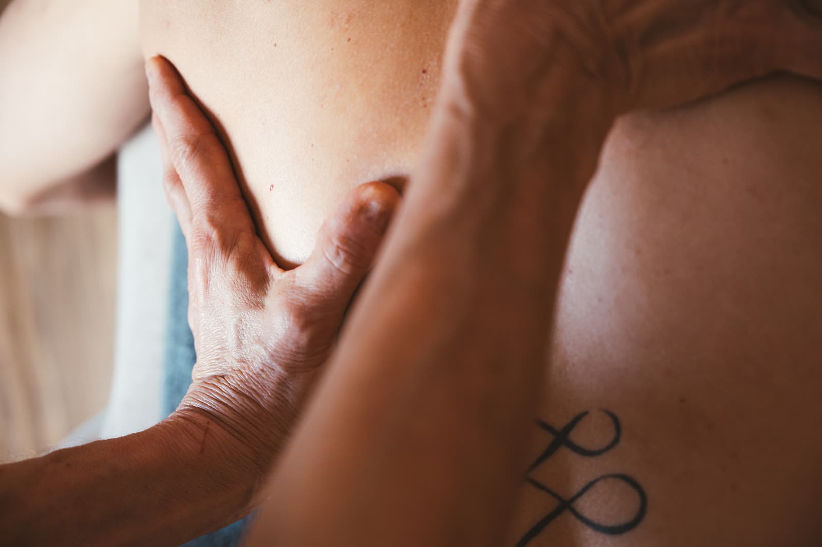 Rückenmassage — manuelle Behandlung