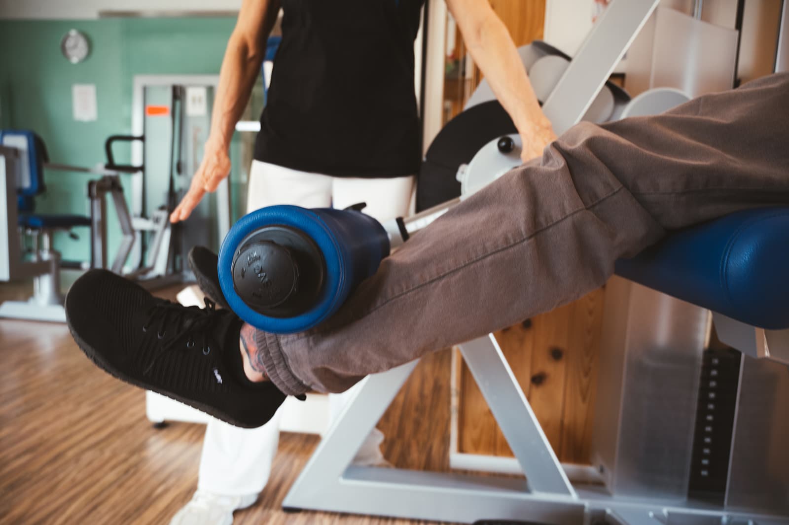 Beinübung am Trainingsgerät mit therapeutischer Begleitung