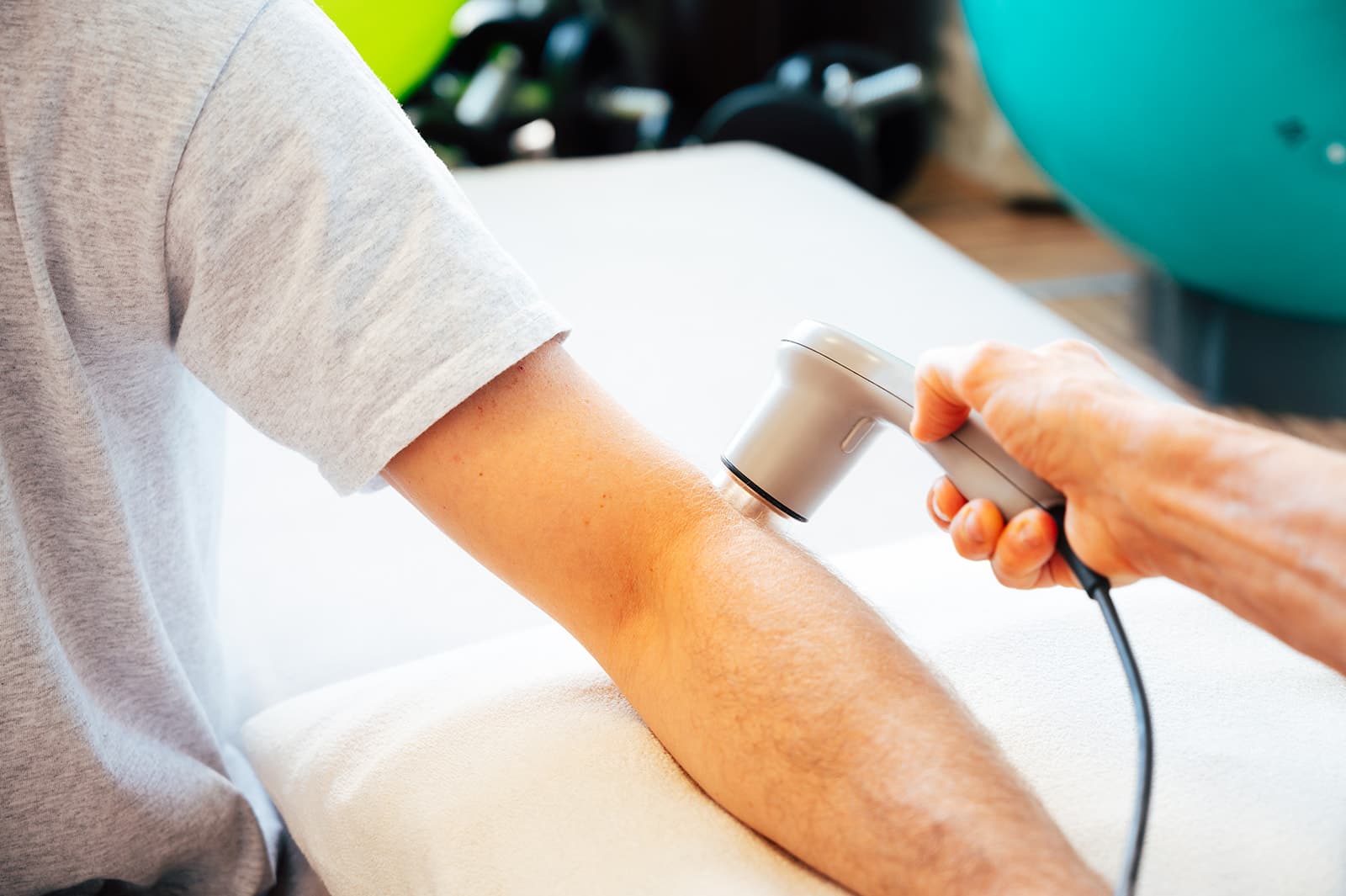 Ultraschallbehandlung am Ellenbogen