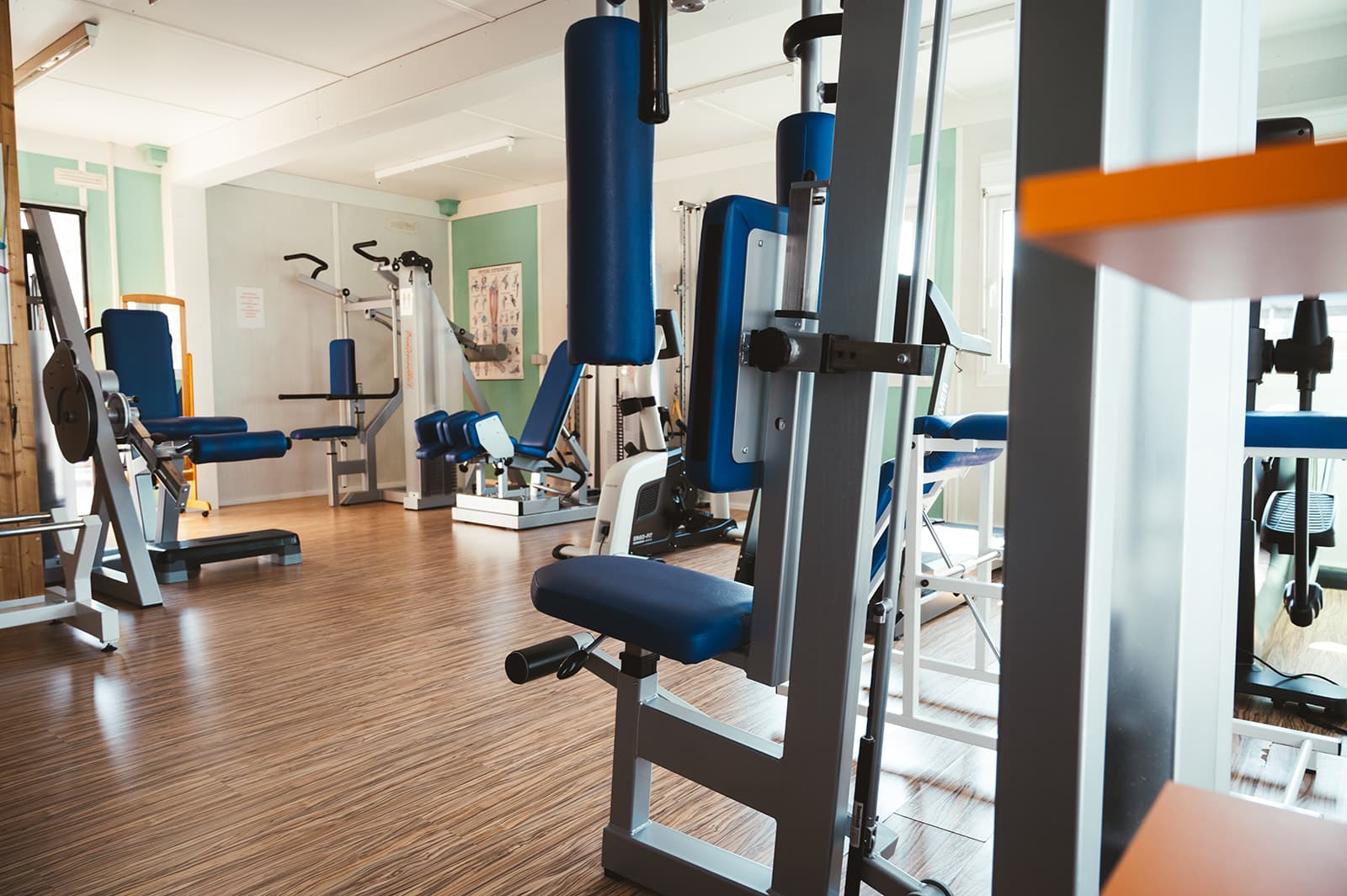 Voll ausgestatteter Sportraum mit modernen Trainingsgeräten