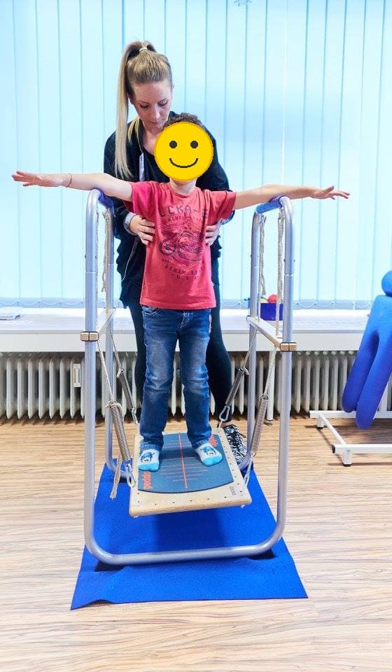Kindertherapie — Gleichgewichtstraining mit Therapeutin