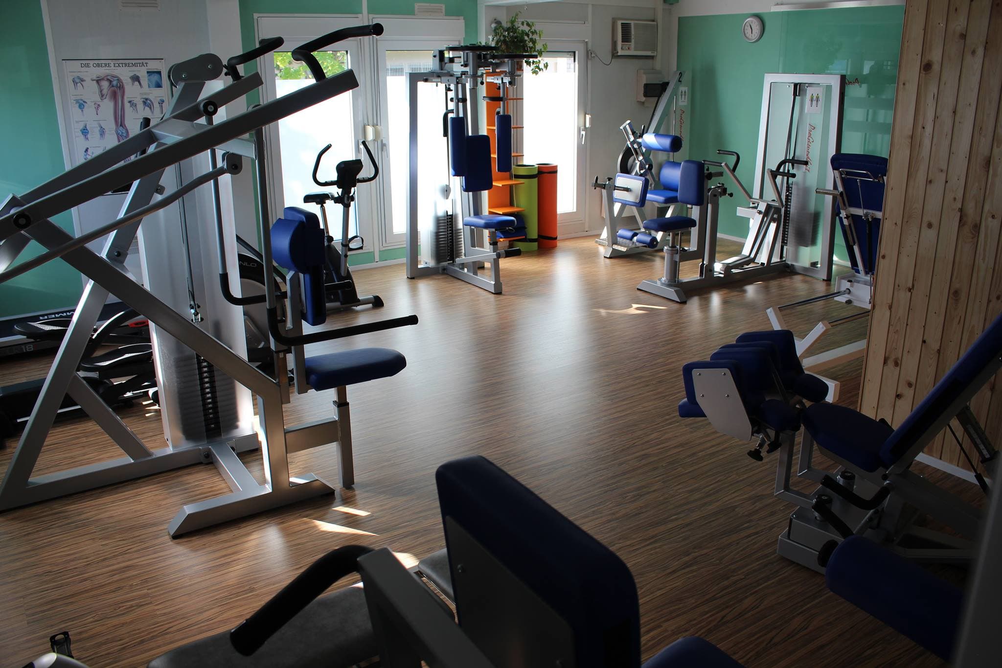 Voll ausgestatteter Sportraum mit modernen Trainingsgeräten