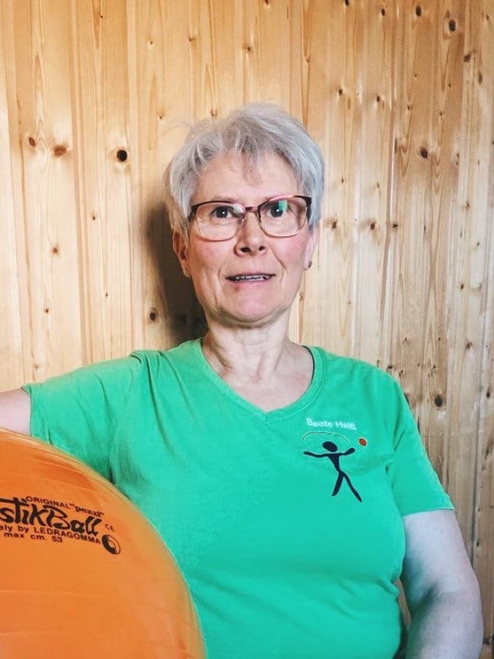 Beate Heiß, Therapeutin für Hausbesuche, mit Gymnastikball im Praxisraum