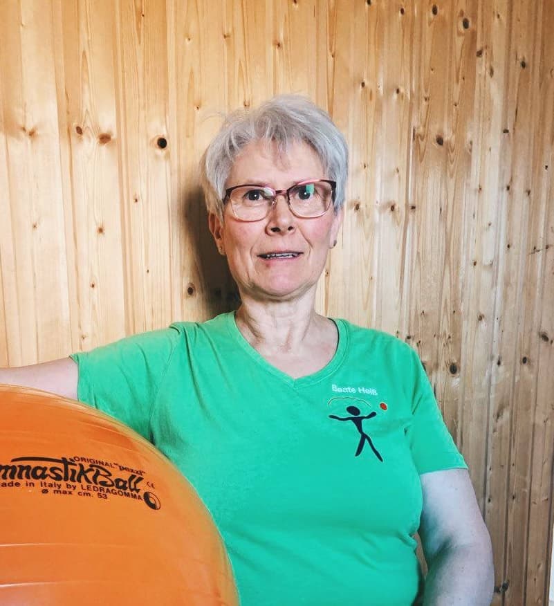 Therapeutin für Hausbesuche mit Gymnastikball im Praxisraum