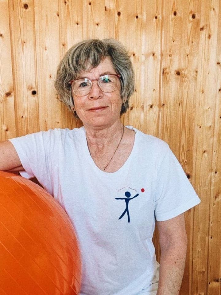 Katharina Locher, Therapeutin für Hausbesuche, mit Gymnastikball im Praxisraum