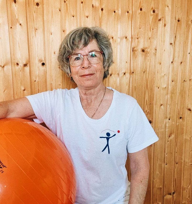 Therapeutin für Hausbesuche mit Gymnastikball im Praxisraum